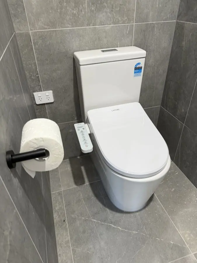 Toilet and connected bathroom plumbing, Mentone